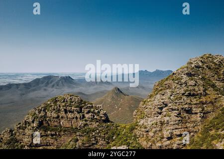 Catena montuosa Stirling Ranges nell'Australia occidentale, vista dal Toolbrunup Peak in una giornata limpida. Cielo blu, verdi catene montuose rocciose. Foto Stock