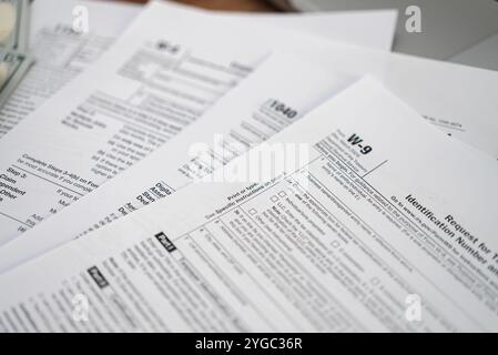 Richiesta del numero di identificazione contribuente e modulo di certificazione inseriti in una serie di moduli fiscali Foto Stock