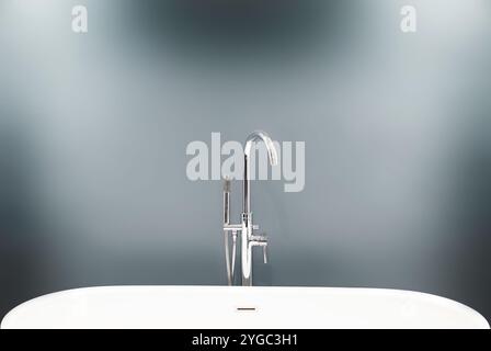 Bagno bianco e doccia con rubinetto cromato in argento in un bagno con parete blu grigio. Due faretti sul muro Foto Stock