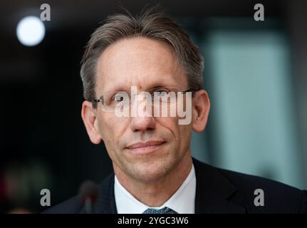 Berlino, Germania. 21 aprile 2021. Jörg Kukies, Segretario di Stato presso il Ministero federale delle Finanze, siede come testimone nella sessione della commissione d'inchiesta sullo scandalo contabile Wirecard nel Bundestag tedesco. L'ex consulente economico del Cancelliere Scholz (SPD), Jörg Kukies, succederà al ministro delle Finanze licenziato Lindner (FDP). Questo è stato rivelato all'Agenzia di stampa tedesca da fonti governative. Crediti: Bernd von Jutrczenka/dpa/Alamy Live News Foto Stock