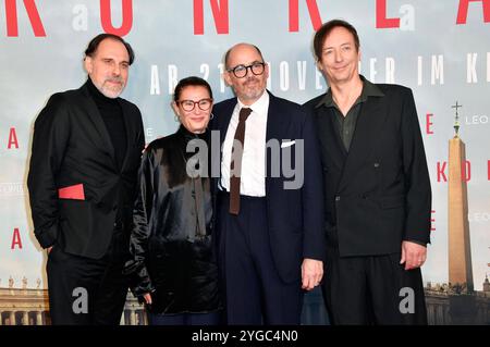 Thomas Loibl, Lisy Christl, Edward Berger und Volker Bertelmann bei der Premiere des Kinofilms Konklave im Delphi Filmpalast. Berlino, 06.11.2024 *** Thomas Loibl, Lisy Christl, Edward Berger e Volker Bertelmann alla prima del lungometraggio Conclave al Delphi Filmpalast Berlin, 06 11 2024 foto:Xn.xKubelkax/xFuturexImagex konklave 4068 Foto Stock
