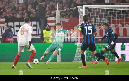 Torwart Alexander Nuebel VfB Stuttgart (33) Aktion Strafraumszene, Torraumszene Mateo Retegui Atalanta BC Bergamo (32) Marten de Roon Atalanta BC Bergamo (15) Angelo Stiller VfB Stuttgart (06) Champions League VfB Stuttgart vs Atalanta BC Bergamo 05.11.2024 LE NORMATIVE DFL VIETANO QUALSIASI USO DI FOTOGRAFIE COME SEQUENZE DI IMMAGINI E/O QUASI-VIDEO Foto Stock