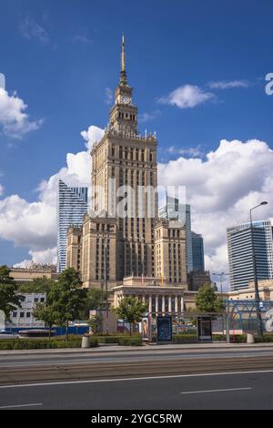 La magnifica torre sorge tra i moderni grattacieli, che mostrano la miscela architettonica di Varsavia., Polonia Foto Stock