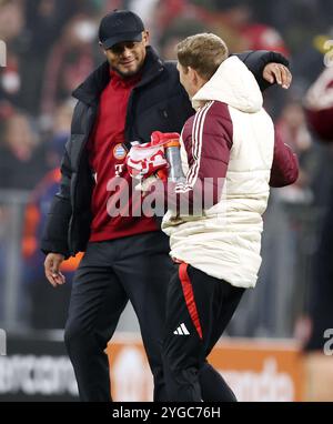 MONACO DI BAVIERA, GERMANIA - 06 NOVEMBRE: Vincent Kompany allenatore del Bayern Muenchen ringrazia Daniel Peretz del Bayern Muenchen dopo la partita di UEFA Champions League 2024/25 in fase MD4 tra il Bayern München e lo SL Benfica al Football Arena Munich il 6 novembre 2024 a Monaco di Baviera, Germania. © diebilderwelt / Alamy Stock Foto Stock