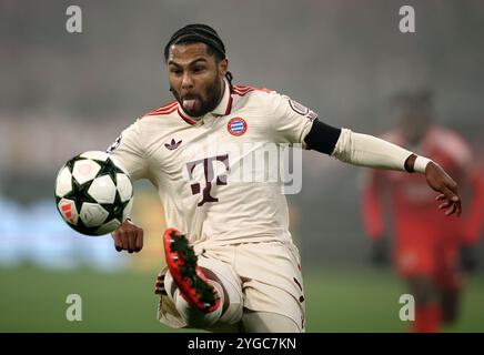 MONACO DI BAVIERA, GERMANIA - 06 NOVEMBRE: Serge Gnabry del Bayern Muenchen durante la fase MD4 della UEFA Champions League 2024/25 tra FC Bayern München e SL Benfica al Football Arena Munich il 6 novembre 2024 a Monaco di Baviera, Germania. © diebilderwelt / Alamy Stock Foto Stock