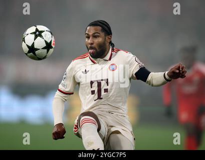 MONACO DI BAVIERA, GERMANIA - 06 NOVEMBRE: Serge Gnabry del Bayern Muenchen durante la fase MD4 della UEFA Champions League 2024/25 tra FC Bayern München e SL Benfica al Football Arena Munich il 6 novembre 2024 a Monaco di Baviera, Germania. © diebilderwelt / Alamy Stock Foto Stock