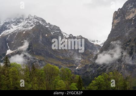 Il villaggio di Grindelwald, situato nelle Alpi Bernesi della Svizzera, sul monte Eiger, sul Gletscherschlucht, sulle cascate e sulle pareti calcaree striate Foto Stock