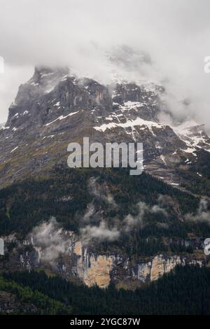 Il villaggio di Grindelwald, situato nelle Alpi Bernesi della Svizzera, sul monte Eiger, sul Gletscherschlucht, sulle cascate e sulle pareti calcaree striate Foto Stock