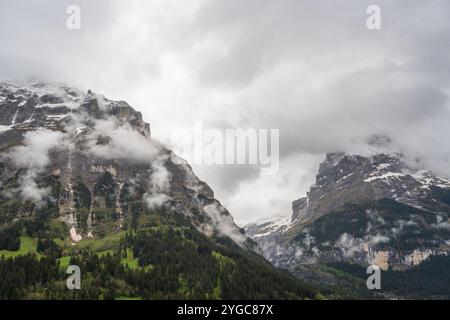 Il villaggio di Grindelwald, situato nelle Alpi Bernesi della Svizzera, sul monte Eiger, sul Gletscherschlucht, sulle cascate e sulle pareti calcaree striate Foto Stock