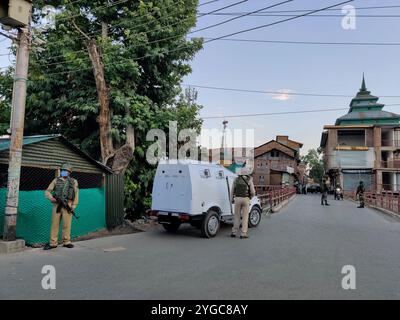 Le forze indiane fermano il traffico civile nei pressi del punto di attacco delle granate nell'area di Barbarshah di Srinagar, il 26 giugno 2021 gli indiani amministrarono il Kashmir. Tre civili sono rimasti feriti dopo che i militanti hanno fatto pressioni sulle forze indiane. Foto Stock