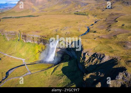 Vista aerea della cascata di Seljalandsfoss in estate. Skogar, regione meridionale, Islanda, Europa. Foto Stock