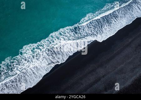 Vista aerea delle onde sulle sabbie nere della spiaggia di Reynisfjara. Vík í Mýrdal, Islanda meridionale, Islanda, Europa settentrionale. Foto Stock