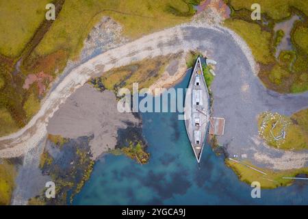 Vista aerea di un film abbandonato del villaggio vichingo, ambientato di fronte al monte Vestrahorn. Penisola di Stokksnes, Hofn, Austurland, Islanda, Europa. Foto Stock