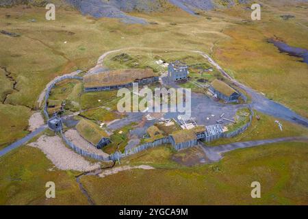 Vista aerea di un film abbandonato del villaggio vichingo, ambientato di fronte al monte Vestrahorn. Penisola di Stokksnes, Hofn, Austurland, Islanda, Europa. Foto Stock