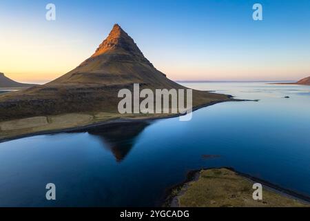 Il monte Kirkjufell al tramonto. Grundarfjörður, penisola di Snæfellsnes, regione Vesturland, Islanda, Nord Europa. Foto Stock