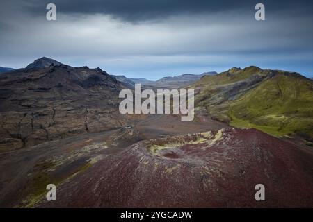 Vista aerea del vecchio cratere vulcanico vicino a Stykkishólmur. Penisola di Snæfellsnes, Islanda, Nord Europa. Foto Stock