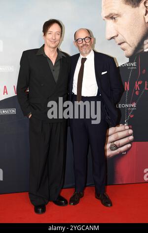 Volker Bertelmann und Edward Berger bei der Premiere KONKLAVE im Delphi-Filmpalast a Berlino AM 06.11.2024 *** Volker Bertelmann e Edward Berger alla prima KONKLAVE al Delphi Filmpalast di Berlino il 6 11 2024 Foto Stock