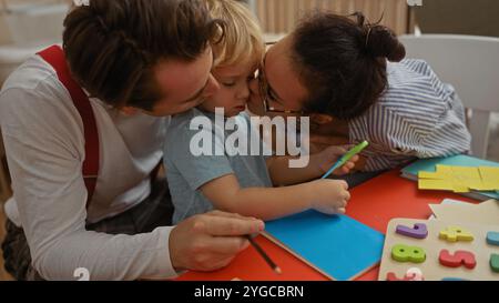 I genitori amorevoli baciano il loro bambino mentre sono seduti insieme nel loro accogliente soggiorno, creando un momento di emozione in famiglia all'interno Foto Stock