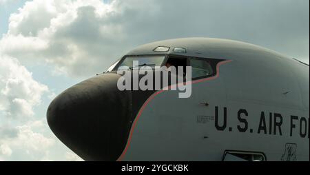 Jay Heide, pilota del 906th Air Refueling Squadron, attende mentre il KC-135 viene rifornito durante un rifornimento a caldo l'11 agosto 2021, Foto Stock