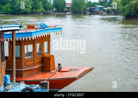 La prua della barca in legno d'epoca in stile thailandese che galleggia sull'acqua di un fiume a Hua Hin, Thailandia. Foto Stock