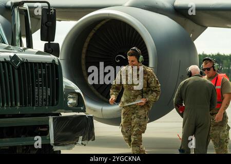 Jay Heide, pilota del 906th Air Refueling Squadron, attende mentre il KC-135 viene rifornito durante un rifornimento a caldo, 11 agosto 2021, A. Foto Stock