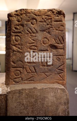 Pietra romana "Lapis Niger" con testo latino arcaico. Vi secolo a.C. Dal foro Romano. Roma. Museo Nazionale Romano (Terme di Diocleziano). Roma. Italia. Foto Stock