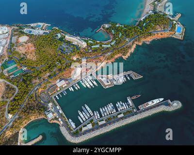 Il nuovo porticciolo nella baia di Vouliamgeni, Attica, Grecia Foto Stock