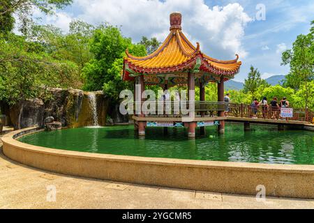 Padiglione colorato su una piscina, il tempio Kek Lok si Foto Stock