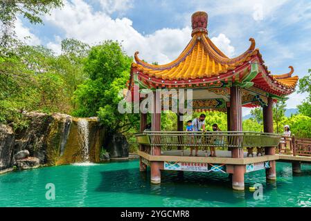 Padiglione colorato su una piscina, il tempio Kek Lok si Foto Stock