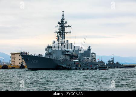 Il cacciatorpediniere JS Inazuma (DD 105) si prepara ad attraccare al porto della stazione aerea del corpo dei Marines di Iwakuni, durante l'esercitazione Keen Sword 25, a MCAS Iwakuni, Giappone, Foto Stock