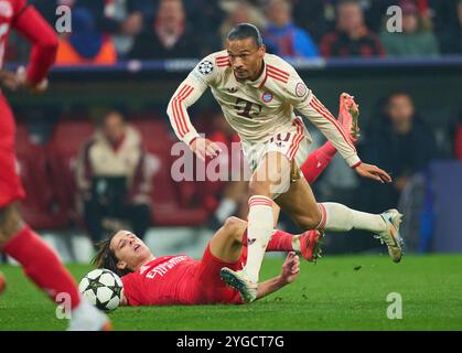 Monaco, Germania. 6 novembre 2024. Leroy sane, FCB 10 competono per la palla, tackle, duello, header, zweikampf, azione, lotta contro Alvaro Carreras, Liss 3 nella partita di campionato a gironi FC BAYERN MUENCHEN - SL BENFICA LISSABON 1-0 di calcio UEFA Champions League nella stagione 2024/2025 a Monaco, 06 novembre 2024, FCB, 4. Spieltag, Muenchen fotografo: ddp Images/STAR-Images credito: ddp media GmbH/Alamy Live News Foto Stock