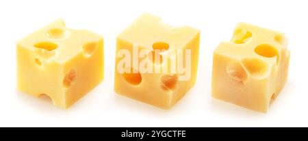 Tre cubetti di formaggio Emmental o Maasdam isolati su sfondo bianco. Foto Stock