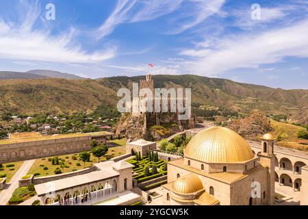 Vista aerea del complesso medievale del castello Rabati ad Akhaltsikhe. Fortezza restaurata di Rabat con torre sulla roccia. Vecchie rovine famose località turistiche georgiane. a. Foto Stock