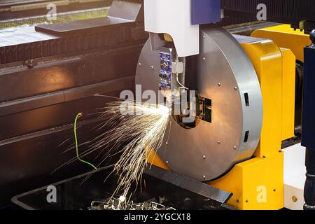 Macchina laser per il taglio di lamiere e tubi metallici. Industria Foto Stock
