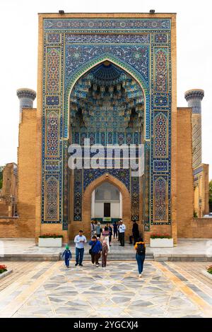 Vista del portale d'ingresso decorato da muqarnas all'ensemble Muhammad Sultan. Mausoleo di Tamerlano (Mausoleo di Timur), Samarcanda, Uzbekistan. Foto Stock