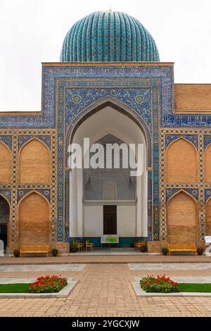 Vista del portale d'ingresso riccamente decorato dell'ensemble Muhammad Sultan. Mausoleo di Tamerlano (Mausoleo di Timur), Samarcanda, Uzbekistan. Foto Stock