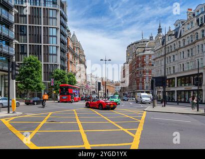 Londra - 06 16 2022: Incrocio tra Knightsbridge Rd, Brompton Rd e Sloane St Foto Stock