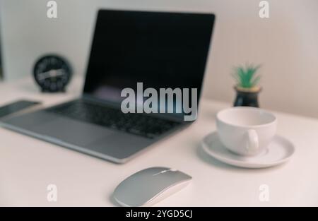 Il lavoro in remoto si basa sulla tecnologia, con i dipendenti che utilizzano computer portatili e computer da casa per comunicare e condurre affari online tramite la rete. comfort Foto Stock