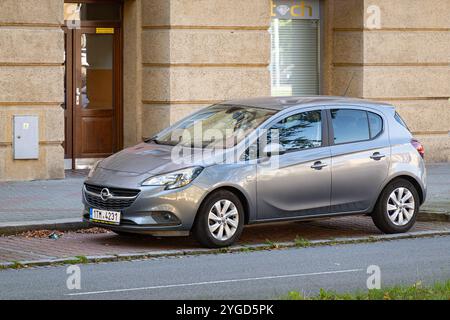 OSTRAVA, CZECHIA - 28 SETTEMBRE 2023: Auto Silver Opel corsa e hatchback parcheggiata in strada Foto Stock