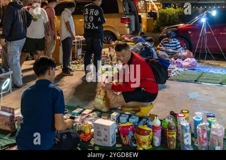 Bangkok, Thailandia. 5 novembre 2024. Un uomo di mezza età viene visto alla ricerca di beni, al mercato dei giocattoli, al mercato dei Vintage verdi di Ratchayothin, Bangkok. Il Green Vintage Market di Ratchayothin, Bangkok, è un mercato all'aperto noto per il suo eclettico mix di prodotti d'epoca e artigianato. Con la sua atmosfera bohémien, il mercato presenta anche una sezione specializzata in giocattoli vintage e da collezione, dove collezionisti di giocattoli e appassionati possono trovare rare action figure, modellini di auto, bambole classiche, statuette anime e altri tesori nostalgici. Credito: SOPA Images Limited/Alamy Live News Foto Stock