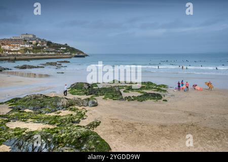 Una vista su Towan Beach verso il porto e l'Atlantic Hotel a Newquay in Cornovaglia nel Regno Unito. Foto Stock