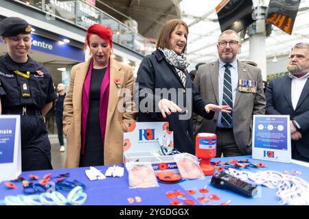 Manchester, Regno Unito. 7 novembre 2024. Immagine © concessa in licenza a Parsons Media. 07/11/2024. Manchester, Regno Unito. Annuncio della Rachel Reeves Railways. Il Cancelliere dello Scacchiere Rachel Reeves si unisce al Segretario dei trasporti Louise Haigh e al sindaco della Greater Manchester Andy Burnham per visitare i venditori di papavero alla stazione Piccadilly di Manchester. Il Cancelliere si recherà alla stazione di Stalybridge per annunciare lo sviluppo del percorso ferroviario Transpenine. Manchester Piccadilly. Foto di Parsons Media Credit: andrew parsons/Alamy Live News Foto Stock