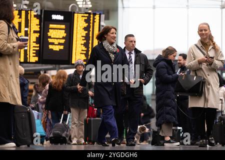 Manchester, Regno Unito. 7 novembre 2024. Immagine © concessa in licenza a Parsons Media. 07/11/2024. Manchester, Regno Unito. Annuncio della Rachel Reeves Railways. Il Cancelliere dello Scacchiere Rachel Reeves si unisce al Segretario dei trasporti Louise Haigh e al sindaco della Greater Manchester Andy Burnham per visitare i venditori di papavero alla stazione Piccadilly di Manchester. Il Cancelliere si recherà alla stazione di Stalybridge per annunciare lo sviluppo del percorso ferroviario Transpenine. Manchester Piccadilly. Foto di Parsons Media Credit: andrew parsons/Alamy Live News Foto Stock