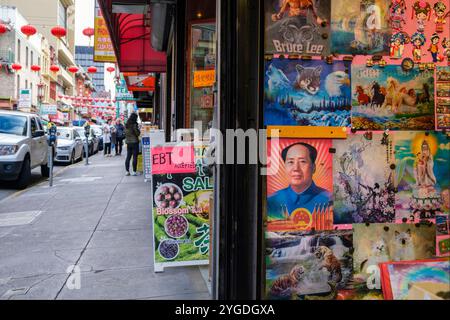 Poster di scene di Charman Mao e cinesi in vendita in un negozio turistico su Grant Avenue, Chinatown, San Francisco, California, Stati Uniti Foto Stock