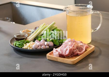 Primo piano per una confezione di ingredienti crudi di maiale ed erbe aromatiche, preparazione per cucinare nel menu di piatti thailandesi. Foto Stock