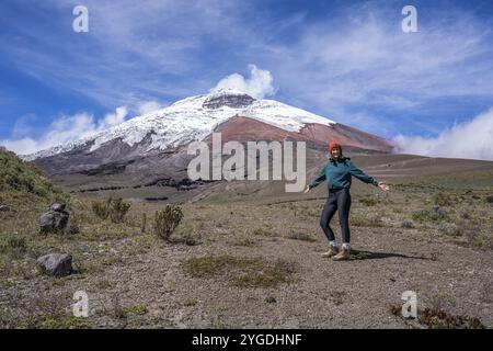 Le donne posano di fronte al vulcano Cotopaxi, Cotopaxi, Parco Nazionale Cotopaxi, Latacunga, Ecuador, sud America Foto Stock