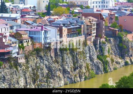 Tbilisi, Georgia, 29 aprile 2017: Skyline panoramico aereo con vecchie case tradizionali sopra Mtkvari o il fiume Kura, Asia Foto Stock