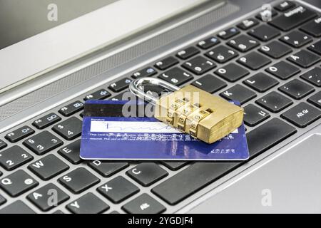 Carta di credito e lucchetto sulla tastiera del computer che simboleggiano pagamenti online sicuri Foto Stock