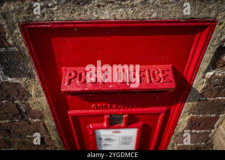 Primo piano di una cassetta postale rossa con lettere riconoscibili, Kew, Londra, Inghilterra, Gran Bretagna Foto Stock