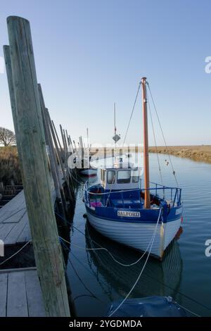 Barca da pesca nel porto di Blakeney, Norfolk, Regno Unito Foto Stock